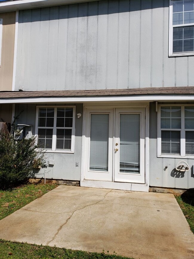 Building Photo - Foxhill Commons!!  NEW CARPET..1/2 OFF 1M RENT WITH 18M LEASE