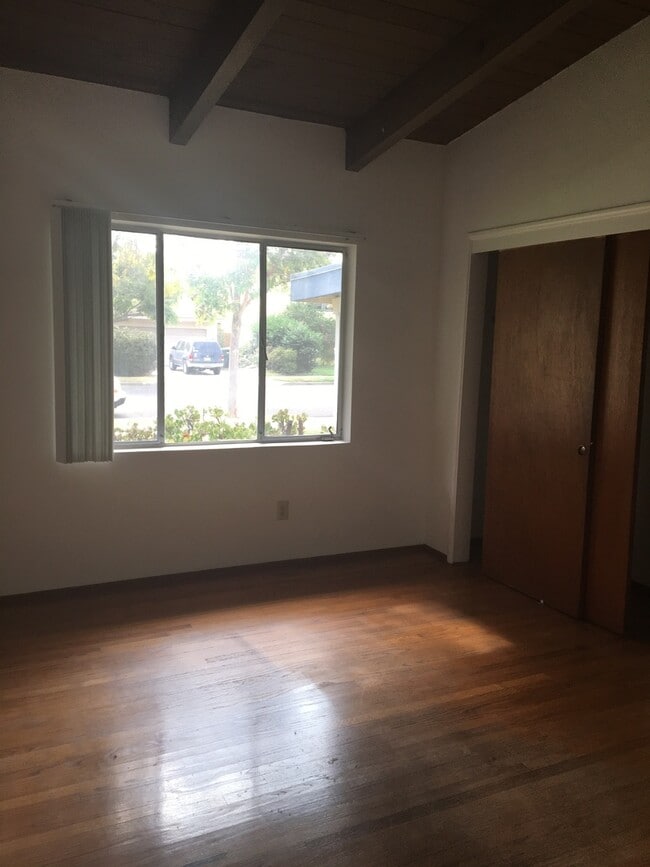 Building Photo - Country Club Area home with 4 bedrooms and...