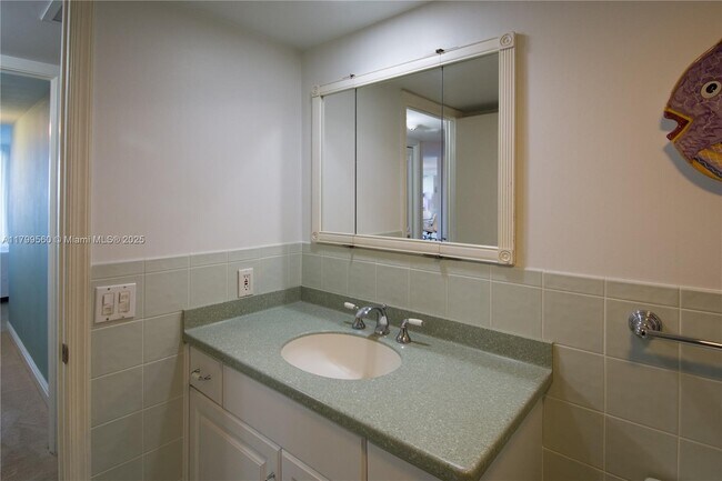 Building Photo - 2200 S Ocean Ln