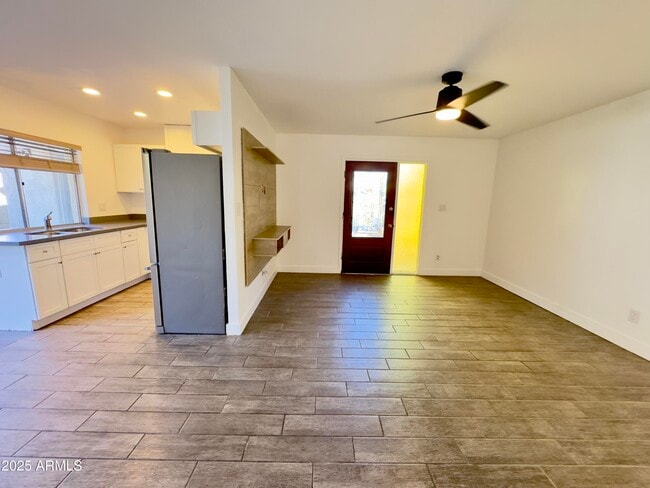 Building Photo - 1021 W Mission Ln