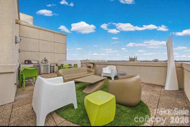 Building Photo - 715 N Church St