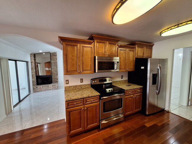Building Photo - Spacious 4-Bed, 3-Bath Belle Isle Home wit...
