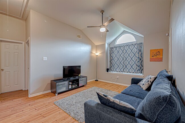 Building Photo - 211 Rolling Plains Dr