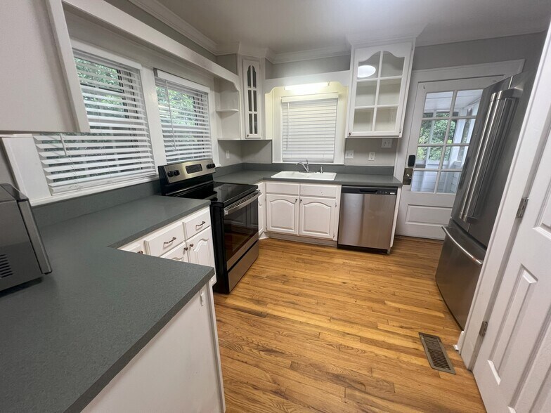 Unit A kitchen - 8542 Campbellton St