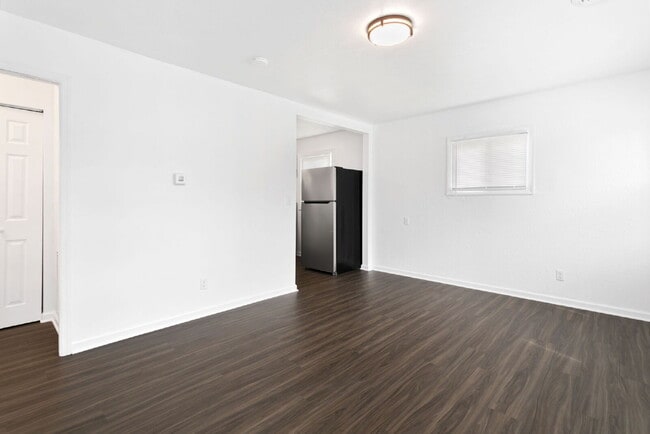 Building Photo - Completely Remodeled and close to ND!