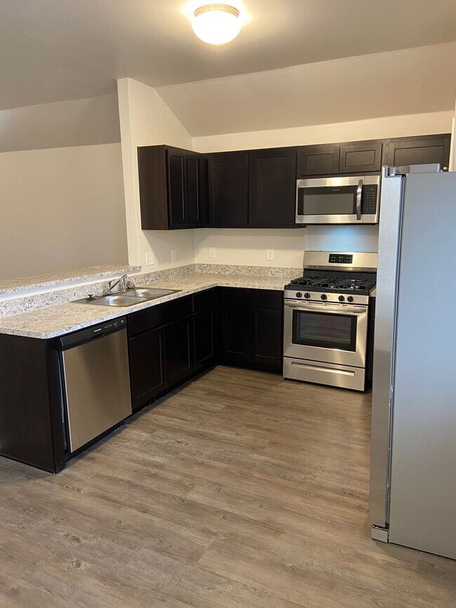 Building Photo - Now Pre-Leasing! Your New 3-Bedroom, 2-Bath Home Awaits in Hollow Brook