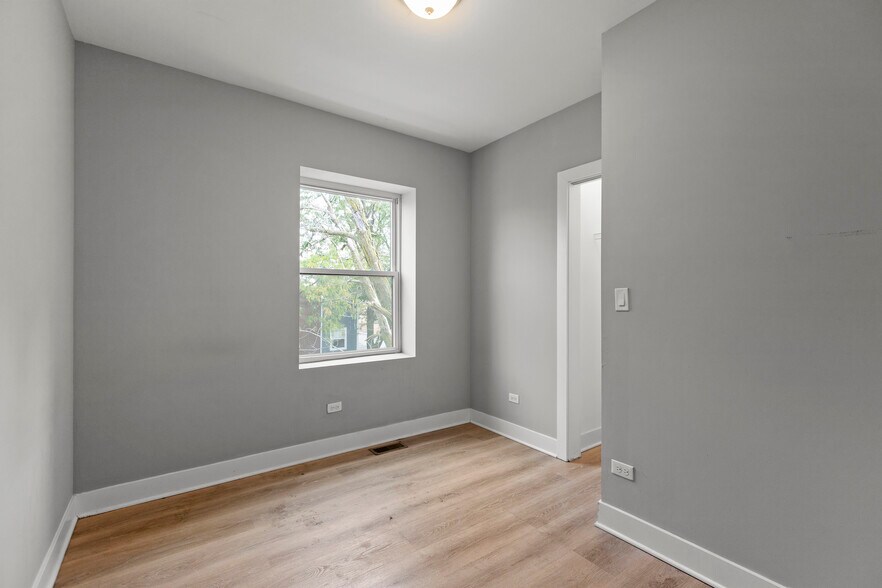 Building Photo - 3701 W Diversey Ave