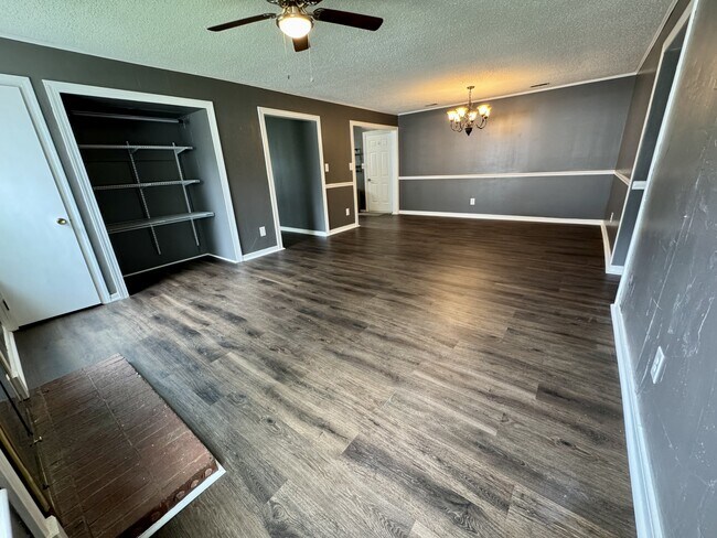 Building Photo - 1417 Goldfinch Ln