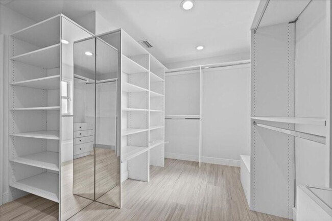 Building Photo - 12831 Shore Dr