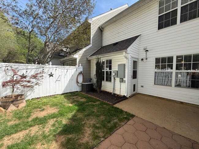 Building Photo - Beautiful 2 Bedroom, 2.5 Bath Townhome in St. Andrews at Stoney Creek – Golf Course Community, Wh...