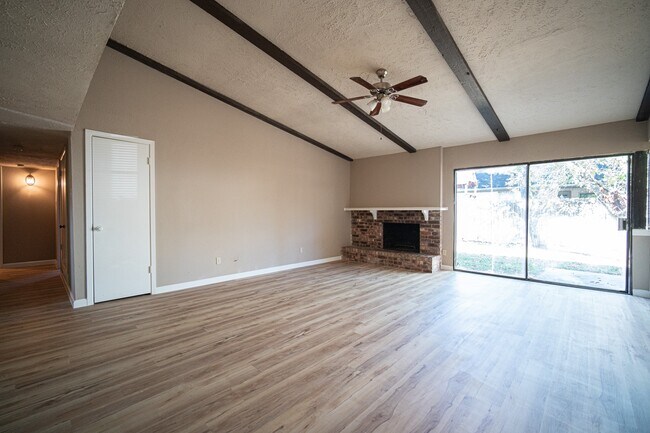 Building Photo - 2026 Quail Valley E Dr