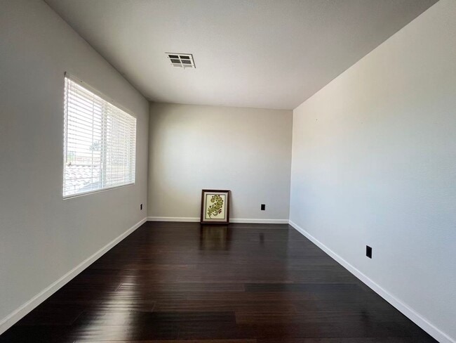 Building Photo - Beautiful and well-maintained two-story home in summerlin
