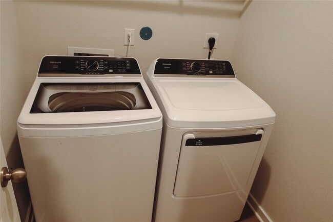 Building Photo - 16 Courageous Side Way