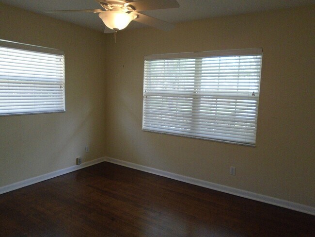 Building Photo - DOMMERICH AREA POOL HOME WITH POOL/LAWN IN...