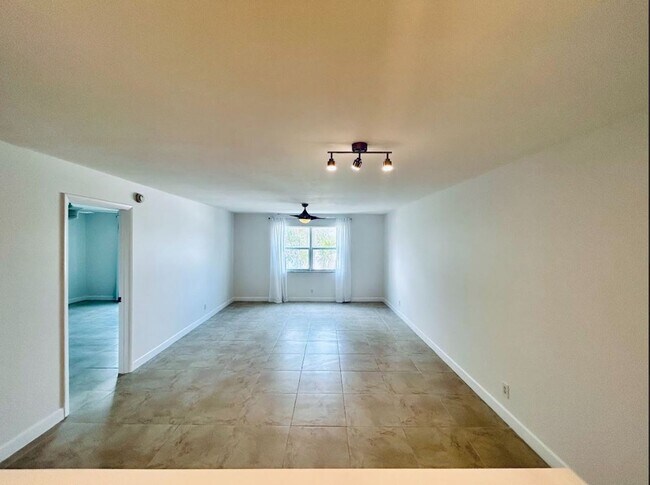 Building Photo - Large Updated 1 Bedroom 1.5 Bath Condo - Steps from Fort Lauderdale Beach!
