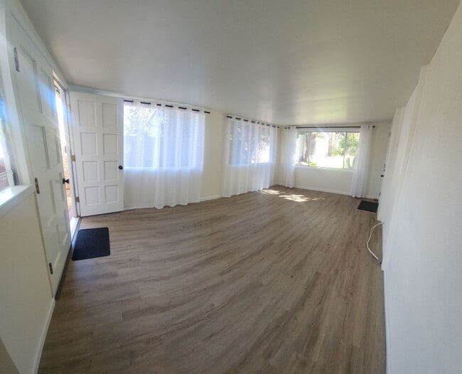 Building Photo - Well maintained 5 bedroom 2 bath with garage