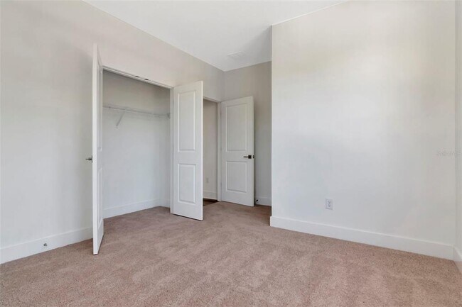 Building Photo - 402 E Oak Ave