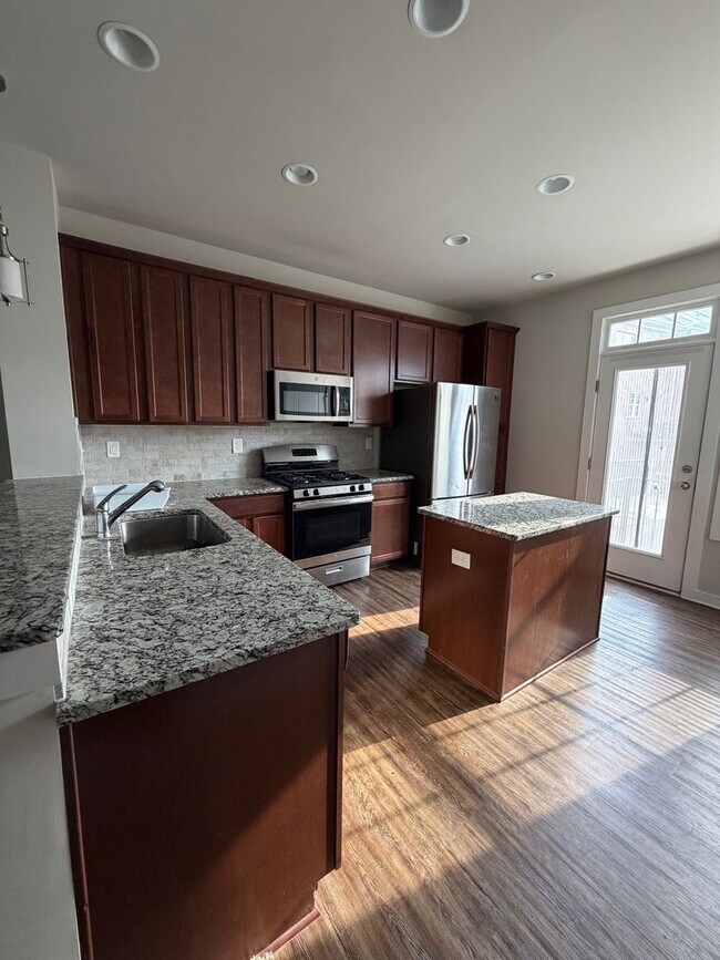 Building Photo - Beautiful Townhome in Charlotte