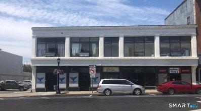 Building Photo - 215 Bank St