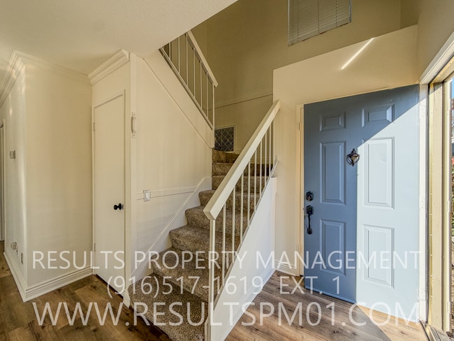 Building Photo - Lovely Upgraded Roseville 3 Bed Townhome