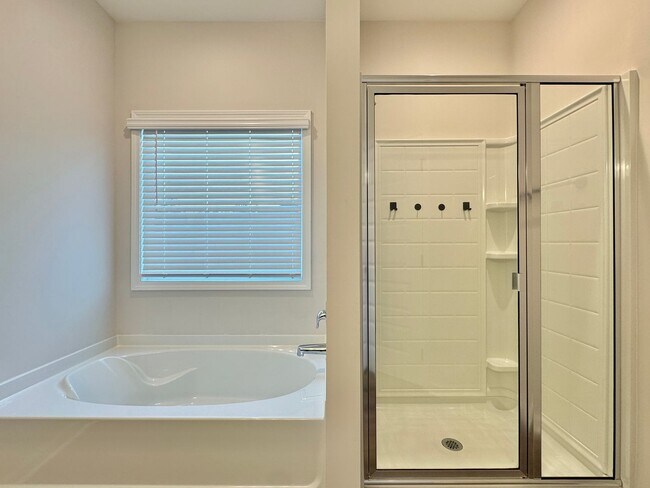 Building Photo - $500 RENT CREDIT | MOVE IN READY! (Pet Friendly)