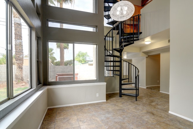 Building Photo - 6 bed 5 bath home near ASU