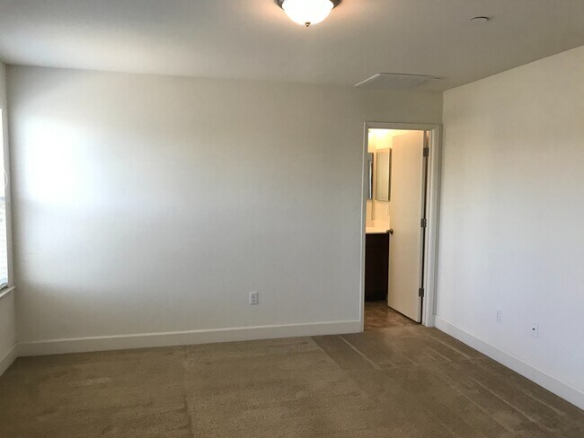 Building Photo - Now Available – 4 Bedroom Home with Loft i...