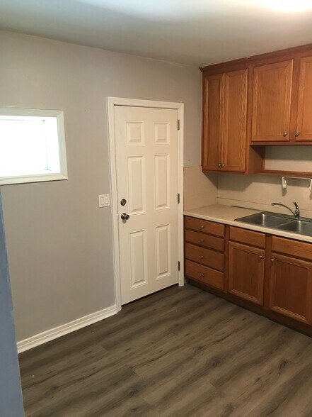 Kitchen - 3638 Jammes Rd
