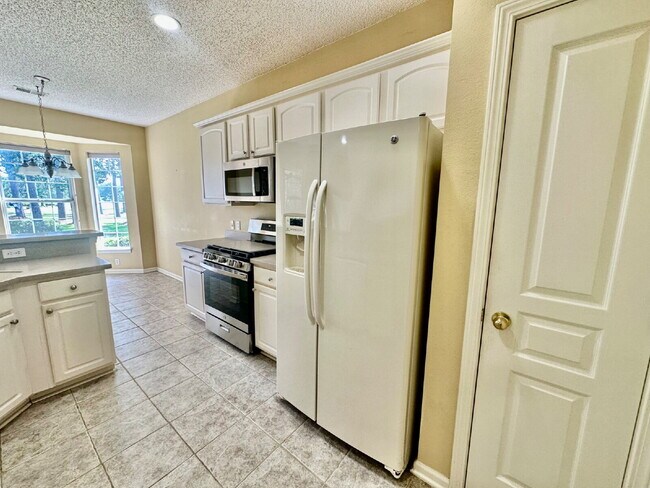 Building Photo - Outstanding Two Bedroom Home in Sun City!