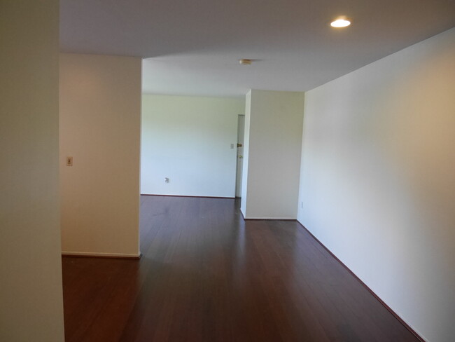 Building Photo - One Bedroom Condo located in Gardens At Ow...