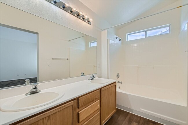 Building Photo - 4726 English Lavender - Gated community! R...