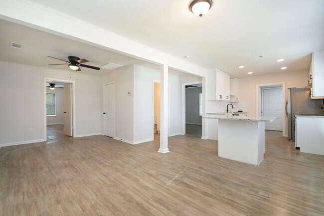 Building Photo - UPDATED WILLOW PARK 3-BEDROOM