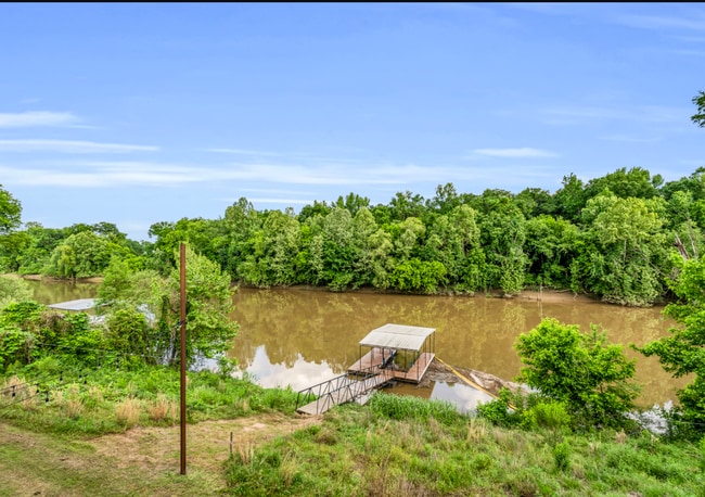Building Photo - Beautiful 4-bedroom, 2.5-bath riverfront home