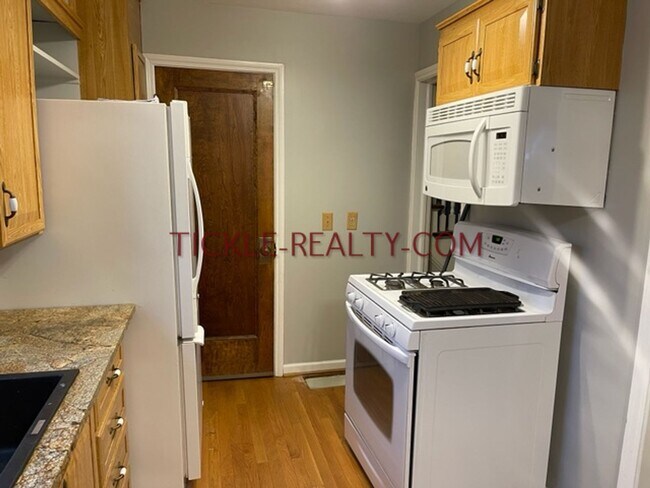 Building Photo - 3 Bedroom, 1 Bath Home with Garage, Central Air, Deck, Partially Fenced Yard