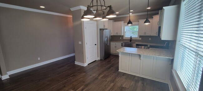Building Photo - 3 bedroom 2.5 bath / Community pool / 2 ca...