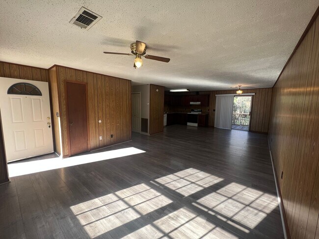 Building Photo - 3 bedroom 1 bathroom home in Colonial Hills