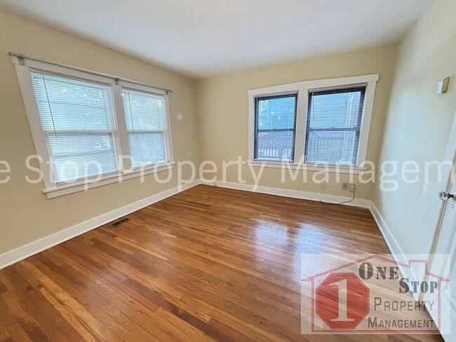 Building Photo - Charming 2-bedroom, 1-bath Duplex in Kansa...