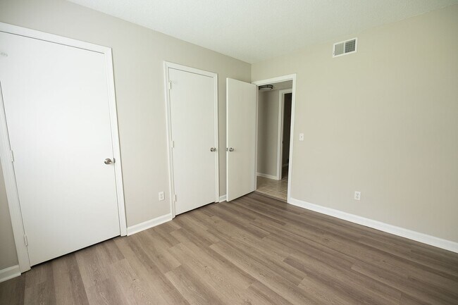 Building Photo - 2 Bed, 1 Bath Condo off Wendover Ave Green...