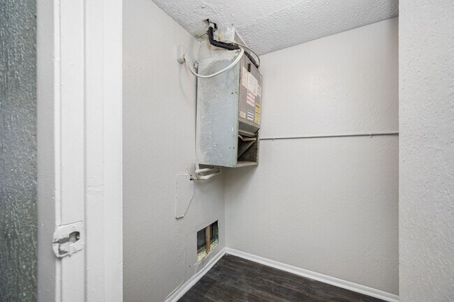 Building Photo - Spacious 1 Bed-1Bath apartment in the hear...