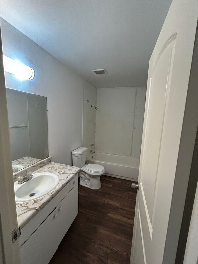 Building Photo - 93 E Hazelwood Dr
