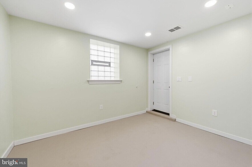 Building Photo - 3225 Chestnut St NE