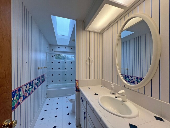 Building Photo - Gated Sound view home Des Moines area, 4 bed plus den 2.5 bath 3900 s/f, Available NOW!!!