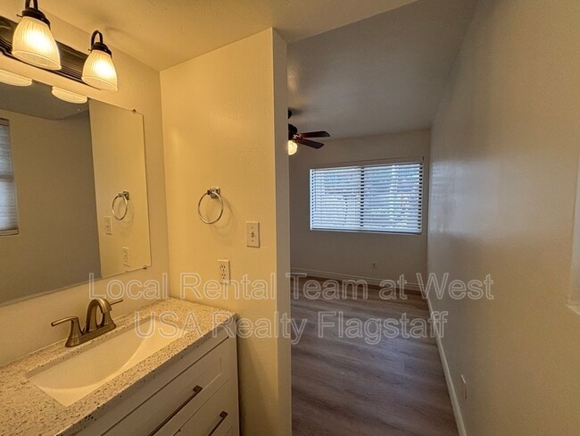 Building Photo - 3200 S Litzler Dr