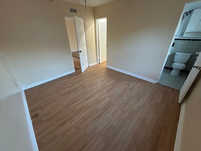 Building Photo - Spacious 3/2 home available now, and conveniently located near downtown and Manatee Hospital