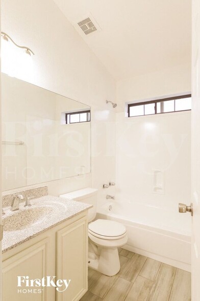 Building Photo - 1622 E Villa Theresa Dr
