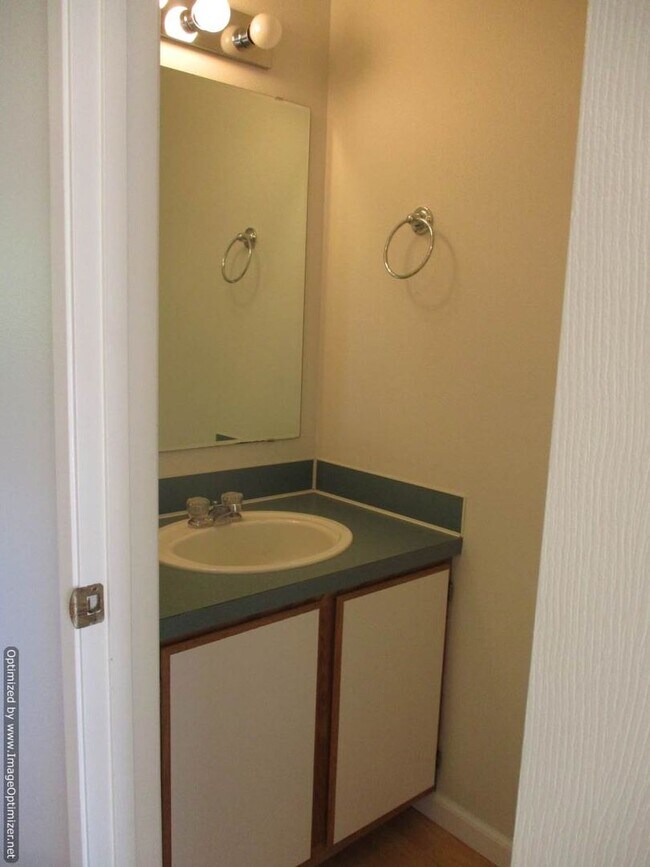 Building Photo - 2 Bedroom, 1.5 Bathroom Townhouse in Port ...