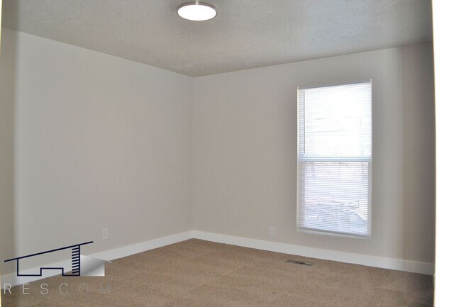Building Photo - Main St Duplex