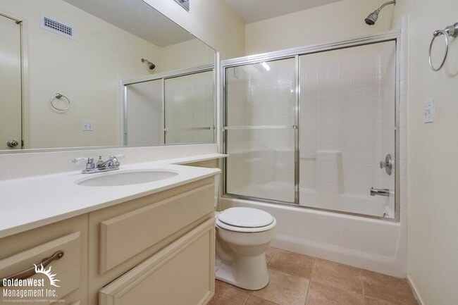 Building Photo - Elegant 2Bdm 2.5Ba Home in the Desirable I...