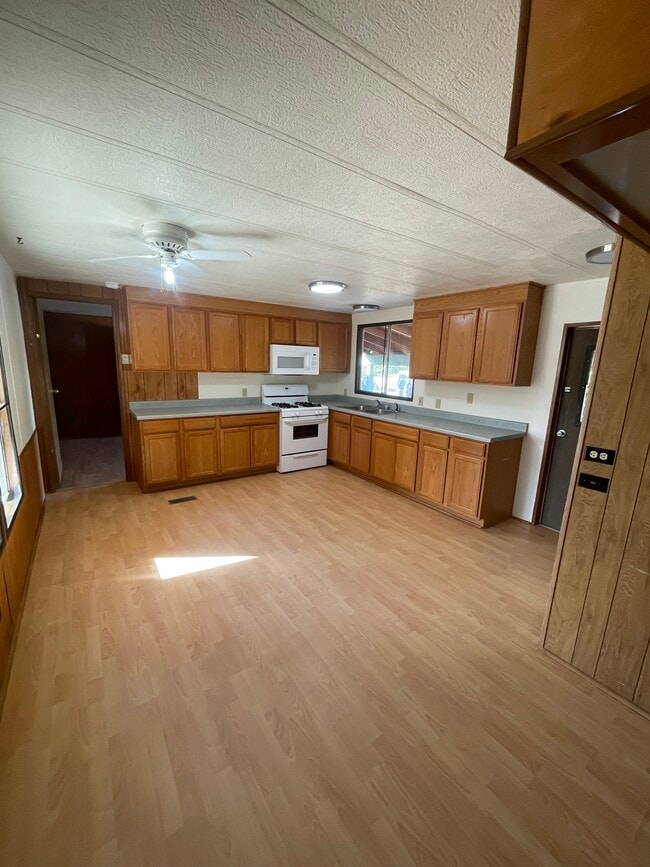 Building Photo - 488 Mountain Shadows Rd