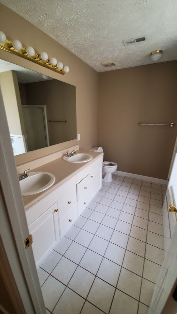 Building Photo - 3 Bedroom Home in Gated Community